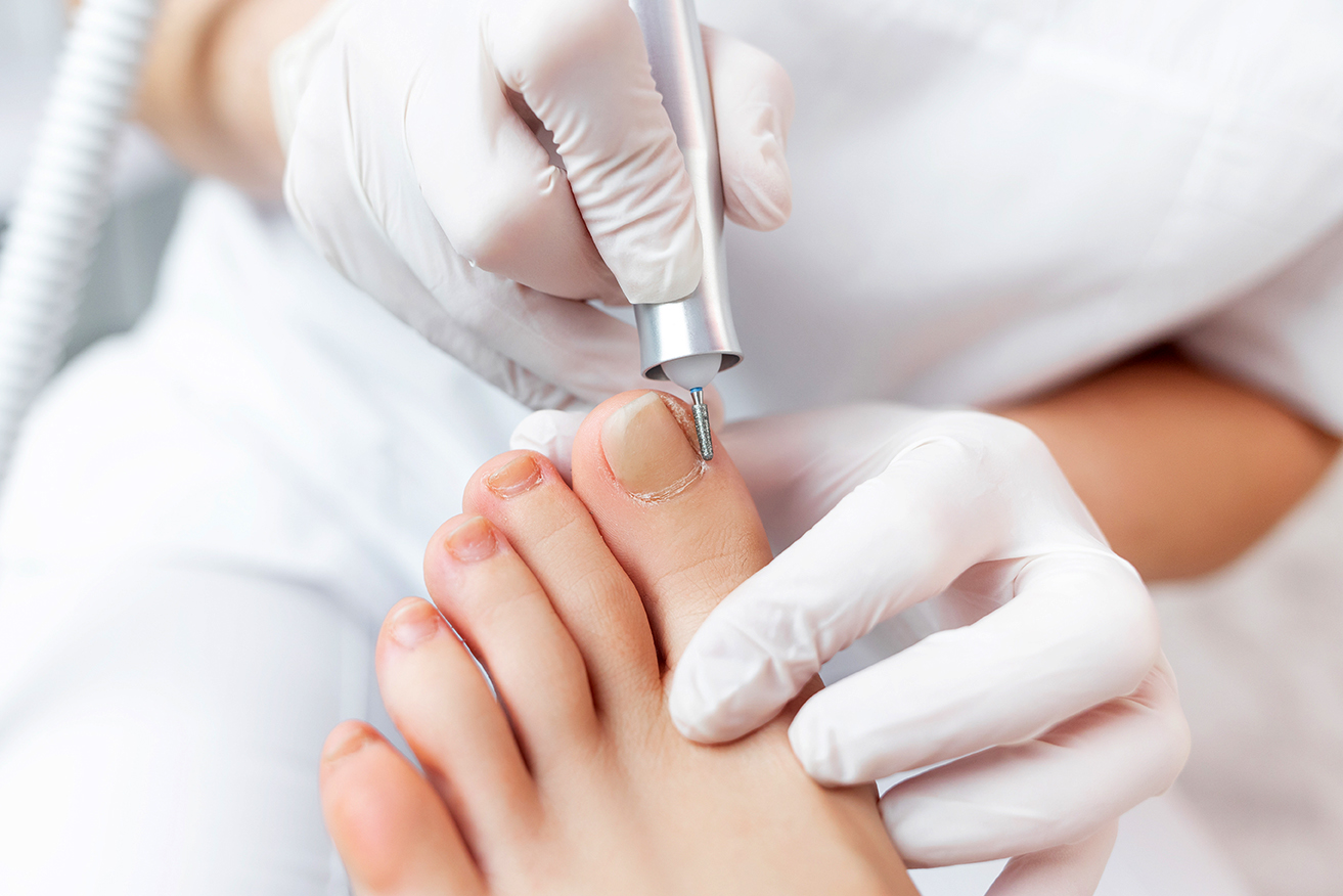 Nahaufnahme einer Frau bei der Fußpflege